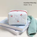 Beauty case trapuntato a righe bianche e blu con stampa di ciliegie e zip rossa - Blu (Strisce di Ciliegia)