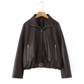 Giacca oversize da donna in ecopelle marrone scuro con cerniere e cintura decor - S / Marrone Scuro