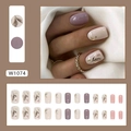 Roze-paarse medium kunstnagels met inktgewassen bladeren en accenten van goudfolie - Inktwassing Verwelkt Blad Stijl (W1074)