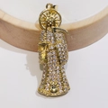 Dettaglio del ciondolo Santa Muerte dorato con pietre in zircone bianco micro-incastonate - Stile B Bianco