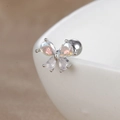 Détail macro du clou d'oreille papillon avec pierres irisées et fermoir à vis à bille - Papillon Irisé