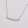 Dettaglio del ciondolo geometrico curvo con micro-pavé di zirconi cubici scintillanti - Color Acciaio