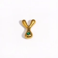 Gros plan du pendentif lettre Y doré avec une pierre précieuse cœur vert sur fond blanc - Lettre Y / Or / Gemme Coeur Vert