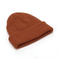 Primer plano del gorro de punto acanalado rojo óxido con patrón de punto vertical - Tostado
