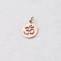 Detalle del colgante de yoga Om hueco en oro rosa con anillo de salto sobre superficie - 12*17mm / Oro rosa