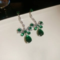 Détail de boucles d'oreilles nœud en argent avec zircons verts en goutte d'eau - 34# Tige en argent - Argent - Style vert