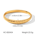 Dettaglio del bracciale in acciaio al titanio dorato con dimensioni e trama ondulata - Texture a Onde Croissant (HC-B20454)