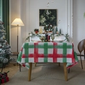 Mantel navideño de cuadros verdes y rojos en un comedor festivo y acogedor - Cuadros Rojos Y Verdes Sin Encaje / 60*60cm