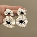 Detalle de pendientes de flores blancas de dos capas con acentos dorados elegantes - Oro-Negro-Blanco (5# Pin de Acero)