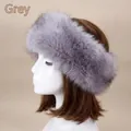 Détail du bandeau d'hiver en fausse fourrure grise avec une texture pelucheuse et douce - Taille unique / Gris clair avec pointes noires