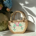 Borsa in rattan fatta a mano con motivi floreali e fodera interna in tessuto bianco - Motivo a Fiore Stellato / 24cm