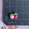 Mini breloques fraises en résine rouge et rose montrant une largeur de 1,5 cm sur l'échelle - Mini / Double fraise rouge et rose