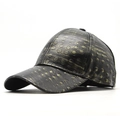 Detalle de gorra de béisbol con textura de cuero PU oro negro y relieve circular - Negro Dorado(02)