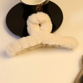 Nahaufnahme einer cremeweißen Plüsch-Haarklammer auf einem minimalistischen Tisch - 13cm / Beige