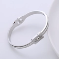 Dettaglio di un bracciale argento occhio del diavolo con strass e fibbia a molla - Color Acciaio