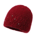 Gorro de punto de invierno para mujer con lentejuelas rojas y perlas sobre fondo blanco puro - Burdeos
