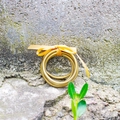 Set di tre braccialetti d'oro con nastro giallo su sfondo di pietra minimalista - Set di 3 anelli oro con nastro giallo (30022-1)