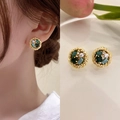Boucles d'oreilles vintage dorées avec cristal vert et perle portées par mannequin - Style Perle Fleur Vintage Doré (38#)