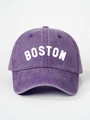 Detailansicht der lila gewaschenen Baumwollkappe mit weißem BOSTON-Aufdruck vorne - Verstellbar / Dunkellila