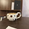 Tasse à café en céramique artisanale à pois bleus avec anse rétro sur bois sombre - Pois Irréguliers Tasse Unique / Tasse Unique