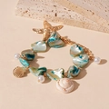 Detalle de pulsera temática oceánica con colgantes de estrella de mar y cuentas azules - Pulsera de Estrella de Mar y Concha Azul