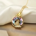 Elegante goldene Schmetterlingskette mit Kristall auf weichem Seidenstoffhintergrund - Rosa Verlauf