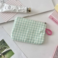 Detail der mintgrünen Seersucker-Plaidtasche mit rosa Reißverschlussschlaufe für Make-up - Gekräuseltes Grünes Karo