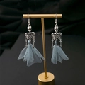 Orecchini a scheletro gotico argento con vestito di tulle blu su supporto d'oro - Scheletro con gonna blu (E5897-2/裙子) / Argento/Blu / Perni per orecchini in acciaio inossidabile