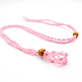 Detalle de collar de macramé rosa tejido a mano con cuentas de madera y bolsa de red pequeña - Red Grande (40mm-45mm) / Collar Rosa