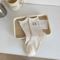 Süße Socken mit Welpen-Stickerei in Cremeweiß mit bunten Konfetti-Punkten und Rippstrick - Schwarz-Weißer Hund