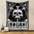 Dettaglio dell'arazzo gotico con teschio bianco e nero appeso su una parete minimalista - 73X95CM (Spazzolato Transfrontaliero) / Teschio Bianco e Nero