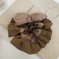 Dettaglio macro dello scrunchie con fiocco a scacchi e strati marroni e beige - Patchwork Marrone con Quadretti Caffè e Fiocco Pasta di Fagioli