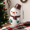 Gros plan d'une figurine de bonhomme de neige de 5,4 cm sur fond de sapin de Noël - Bonhomme de neige
