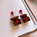 Dettaglio di orecchini a forma di orso marrone con cuore rosso in scatola portagioie - Collana + Orecchini Set / Orso Marrone (Ago d'Argento Cuore Rosso)
