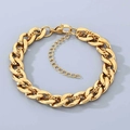 Dettaglio del bracciale dorato a doppia maglia cubana con chiusura a moschettone - Catena Principale Oro Con Catena Sottile Oro (KB210162-Z)