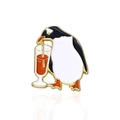 Emaille pinguïn speld drinkend uit een bokaal met gouden metalen lijnen op wit beeld - Sap Pinguïn Stijl (CC2069)