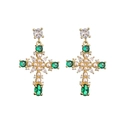Boucles d'oreilles croix plaquées or avec pierres vertes et perles blanches sur fond blanc - Style Croix Goutte Perle (CE00103CX)