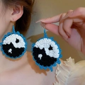 Boucles d'oreilles Tai Chi tissées main avec bordure bleue et accents perlés - Tai Chi blanc bleu noir (35#)