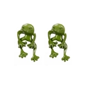 Orecchini a ranocchio 3D verde oliva dal design vintage minimalista su sfondo bianco - Verde