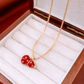 Dettaglio del ciondolo a forma di zucca rossa placcato oro 18k in scatola di legno - Collana - Oro - Rosso - Placcato Oro Vero