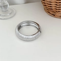 Detailopname van een zilveren metalen manchetarmband met verticale strepen op wit oppervlak - Verticale Streep Brede Armband (SL274) / Zilver
