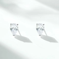 Dettaglio macro di orecchini in argento S925 con zirconi a forma di pera su bianco - Argento 925 / Goccia d'Acqua Bianca (ED008)