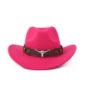 Détail d'un chapeau de cow-boy rose avec bande en cuir marron et emblème tête de taureau - Rose fuchsia (Bande en cuir marron)