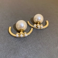 Dettaglio di orecchini curvi dorati con perle bianche e cristalli di zircone brillanti - Orecchini a Bottone con Perle Geometriche Dorati (Perno in Argento)