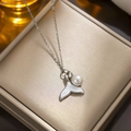 Collana coda di sirena in argento con perla bianca su portagioie dorato - Argento