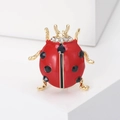 Elegante broche de mariquita en esmalte rojo con puntos negros y detalles de strass dorados - Dorado