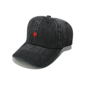 Dettaglio del ricamo a cuore rosso sul berretto di jeans grigio scuro con effetto lavato - M (56-58cm) / Nero