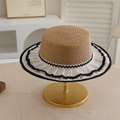 Dettaglio cappello di paglia a testa piatta con pizzo bianco e bordi neri a onde - Taglia 52 (2-6 Anni) / Solo Cappello / Cachi