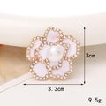 Vue macro d'un accessoire camélia de 3,3 cm avec pétales en émail blanc et centre en perle - Fleur En Émail Strass Blanc