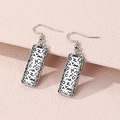 Dettaglio di orecchini rettangolari in argento con motivo a lettere geometriche monocromatiche - Design a Lettere Geometriche Bianco e Nero (FXEH-27-1)